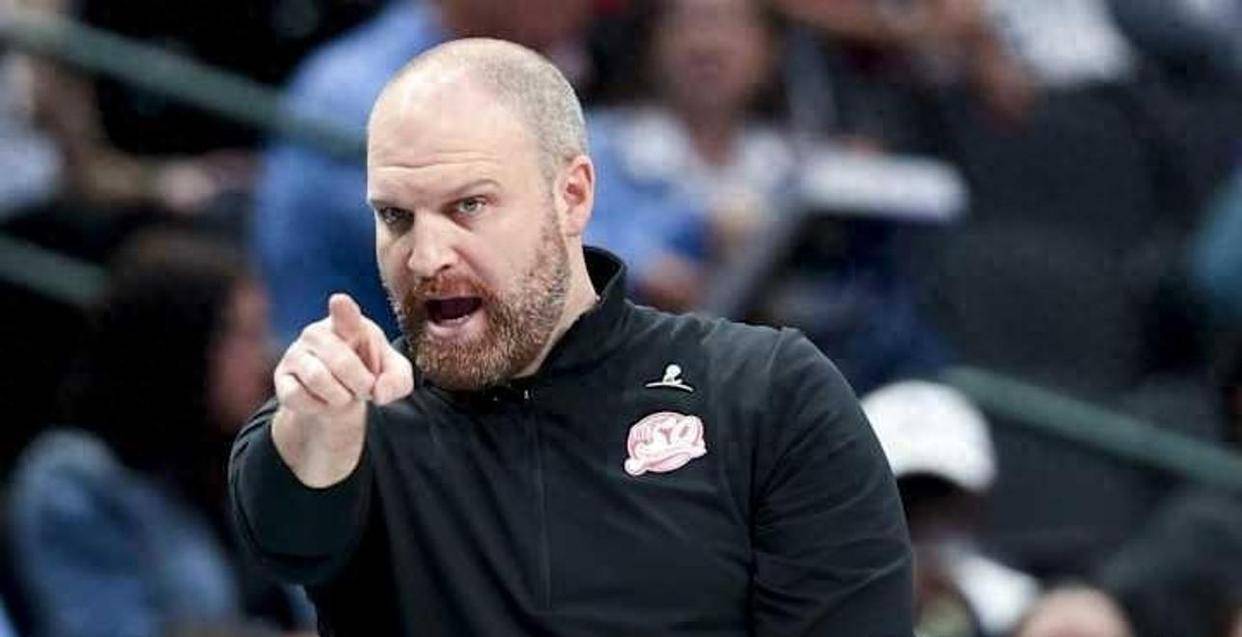 转折点孟菲斯灰熊再遭质疑；CBA季后赛今晚攻防权衡；管理层满意；更衣室氛围转暖的简单介绍